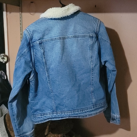 Universal Thread - Picture 2 of 3